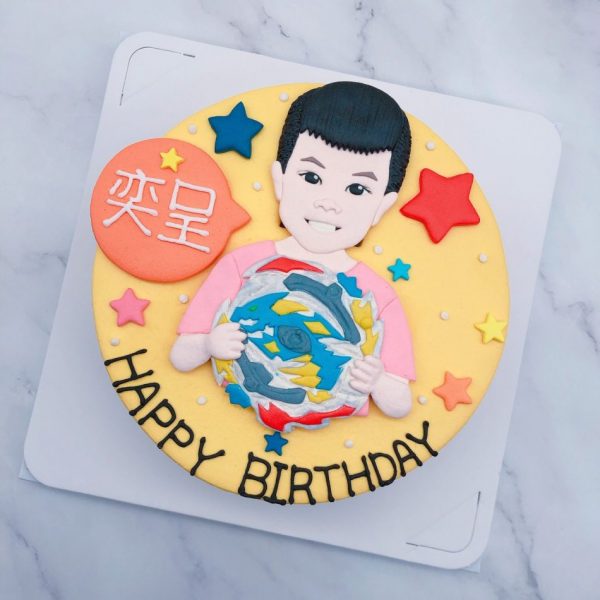 男生Q版人像生日蛋糕推薦，拿戰鬥陀螺造型蛋糕作品分享