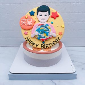 男生Q版人像生日蛋糕推薦，拿戰鬥陀螺造型蛋糕作品分享